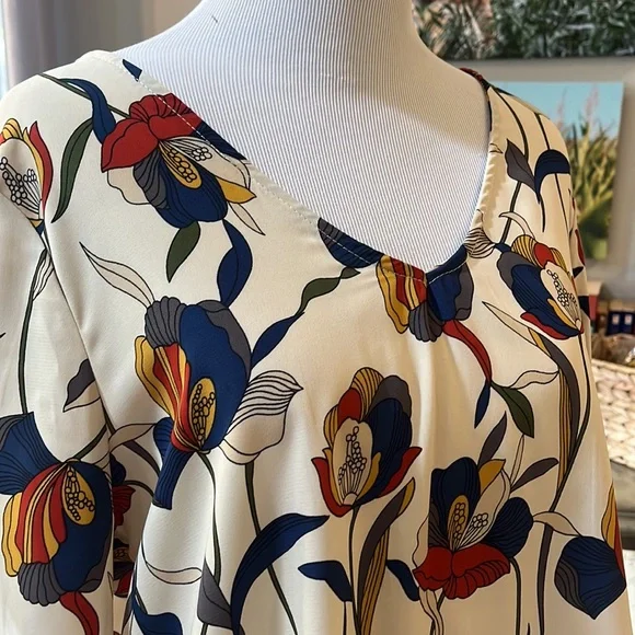 GREEN ENVELOPE FLORAL FLUTTER SLEEVE BLOUSE WITH OPEN TIE BACK MULTICOLOR SIZE M - Picture 3 of 15